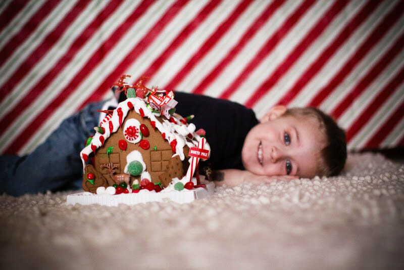 Ally & Hudson’s gingerbread party | christmas party ideas | holiday party ideas | gingerbread house party | gingerbread themed party ideas | how to host a christmas party | || JennyCookies.com #gingerbreadhouse #gingerbreadparty #christmasparty #holidayparty #kidsparty