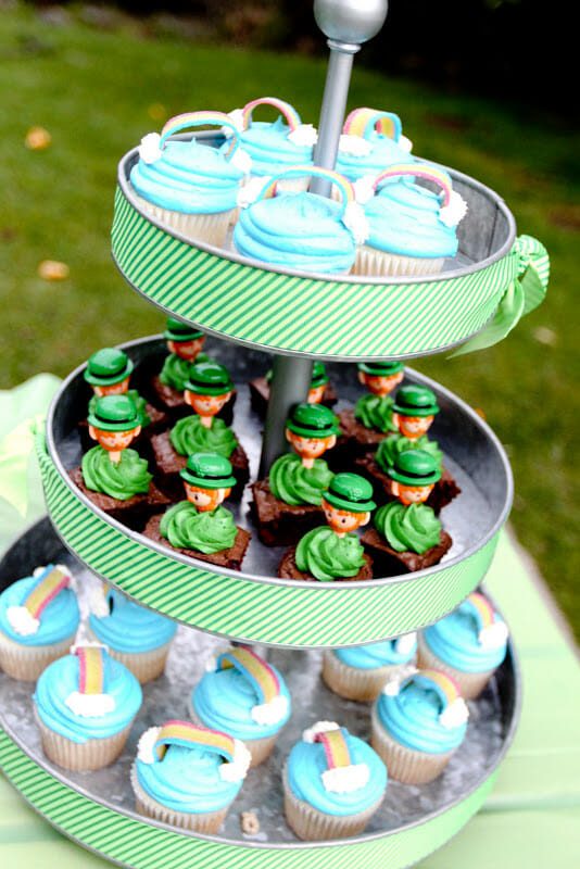 St. Patrick's Day Party in the Park | st. Patrick's day desserts | st. Patrick's day party ideas | st. Patrick's day party foods || JennyCookies.com #stpatricks #stpatricksday #partyideas #jennycookies