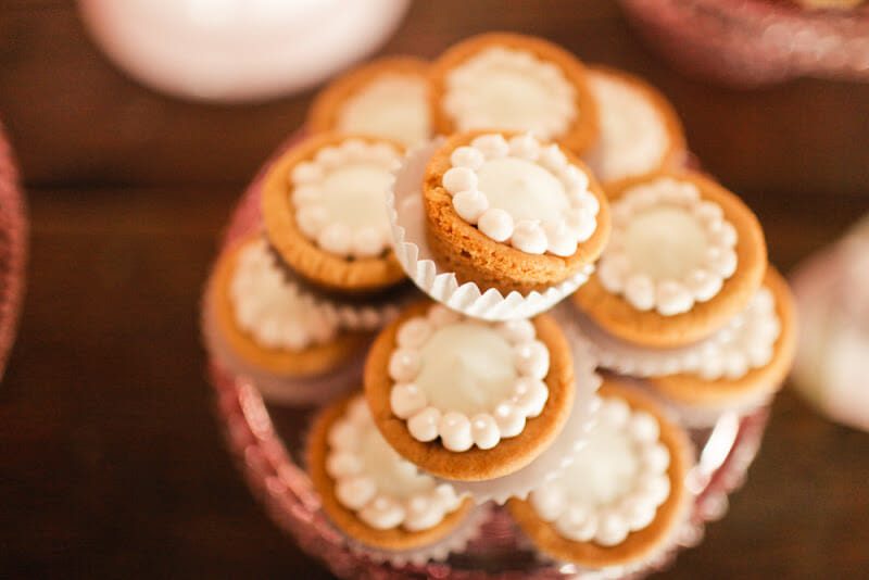 Vintage Pink & Shabby Chic Dessert Table | wedding decor | wedding dessert table | shabby chic wedding || Jenny Cookies #shabbychic #weddingdesserts #desserttable
