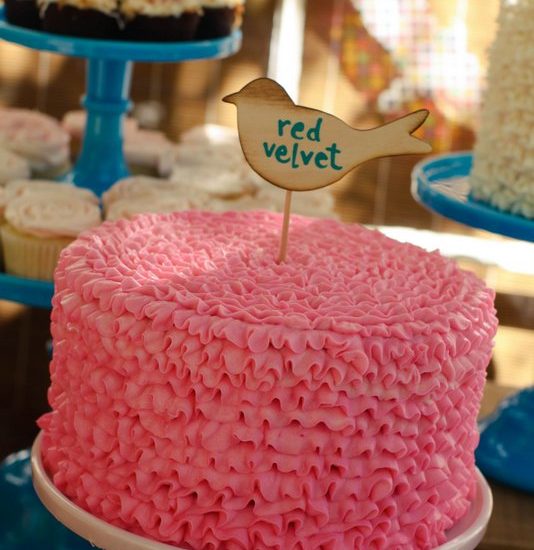 Tiffani Thiessen’s daughter Harper turns 2! | second birthday party decor | girl birthday party themes | decorating for a second birthday || JennyCookies.com