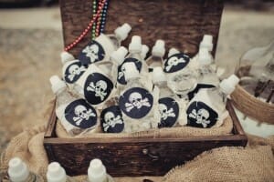 Peter Pan Birthday Party | themed birthday parties for boys | birthday party ideas for boys | Peter Pan themed party | Peter Pan party ideas | how to decorate for a Peter Pan party || JennyCookies.com