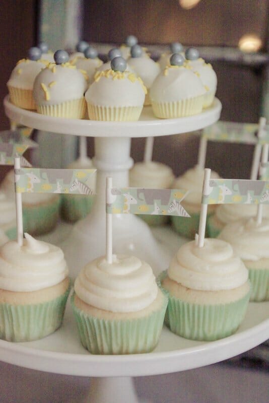 Gender Neutral Baby Shower | green and yellow baby shower themes | animal baby shower decor | green and yellow baby shower decor || JennyCookies.com #babyshowerdecor #genderneutralbabyshower #greenandyellowbabyshower