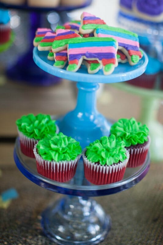How to Throw a Fiesta Themed Birthday Party | 50th birthday party ideas | adult birthday party ideas | fiesta party decor | diy fiesta theme party || JennyCookies.com #fiestaparty #5othbirthday #fiestadecor