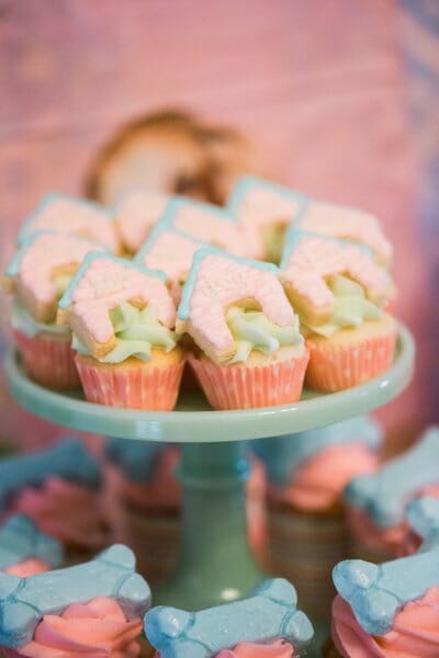 Vintage Puppy Party | puppy themed parties | party dessert table ideas | girl birthday party ideas | kids birthday parties | diy birthday party ideas | diy dessert tables || JennyCookies.com #puppypartyideas #kidsbirthday #desserttables | Jenny Cookies