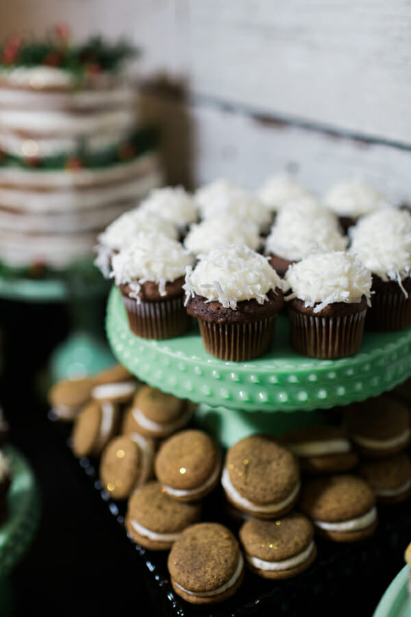 How to Host a Holiday Favorite Things Party | holiday party ideas | Christmas party ideas | party ideas for the holidays | party ideas for Christmas | hosting a holiday party || JennyCookies.com #holidayparty #christmasparty #favoritethingsparty #holidayhosting