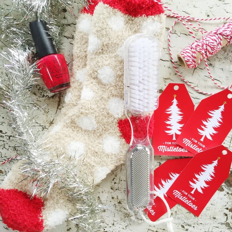For your Mistletoes! | easy DIY holiday gift | holiday gift ideas | gift ideas for women | Christmas gift ideas for women | holiday pedicure gift set || JennyCookies.com #giftsforher #holidaygifts #christmasgifts #diygifts #jennycookies