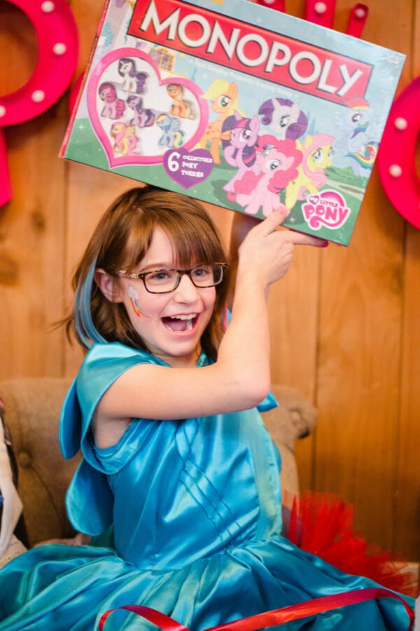 How to Host a My Little Pony Birthday Party | my little pony themed party | girl birthday party ideas | my little pony party decor | themed birthday party ideas | kids birthday party ideas | diy my little pony party || JennyCookies.com #mylittlepony #birthdaypartyideas #kidsbirthdayparty 