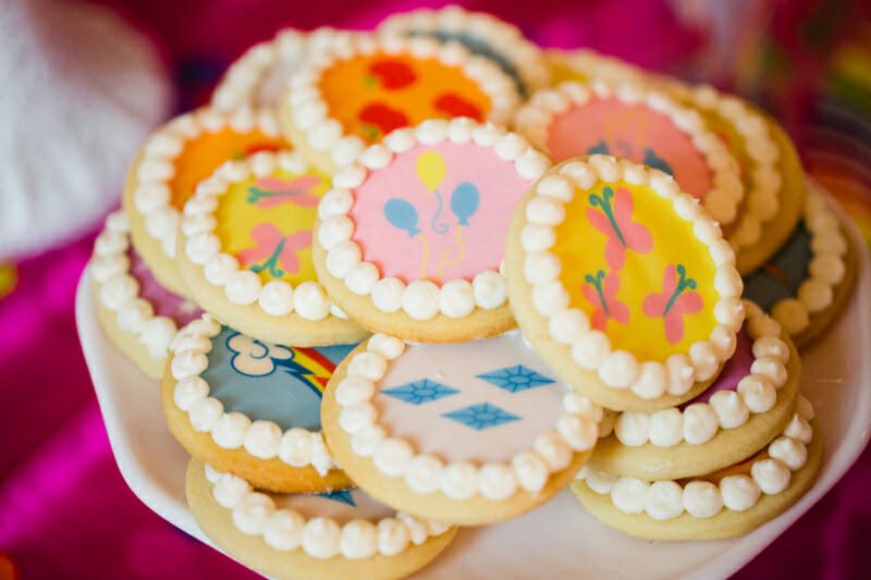 How to Host a My Little Pony Birthday Party | my little pony themed party | girl birthday party ideas | my little pony party decor | themed birthday party ideas | kids birthday party ideas | diy my little pony party || JennyCookies.com #mylittlepony #birthdaypartyideas #kidsbirthdayparty 