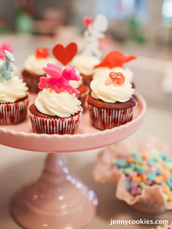How to Bake the Perfect Red Velvet Cupcake | red velvet cake recipes | the best red velvet cupcakes | easy cupcake recipes | red velvet recipes | homemade red velvet cake || JennyCookies.com #redvelvetcake #redvelvet #easycupcakes #jennycookies