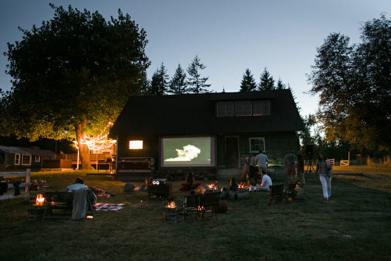 How to Throw an Outdoor Movie Party | outdoor summer activities | outdoor summer parties | summer party ideas | fun outdoor activities | fall outdoor activities | outdoor movie theater tips | fall activities for the whole family || JennyCookies.com