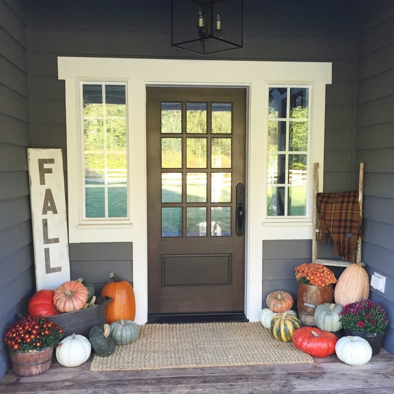 How to Decorate a Fall Porch | fall decorating tips | decorating for fall | outdoor fall decor | porch decor for fall | outdoor decor for fall | fall outdoor decorating tips | fall porch decorating tips || JennyCookies.com