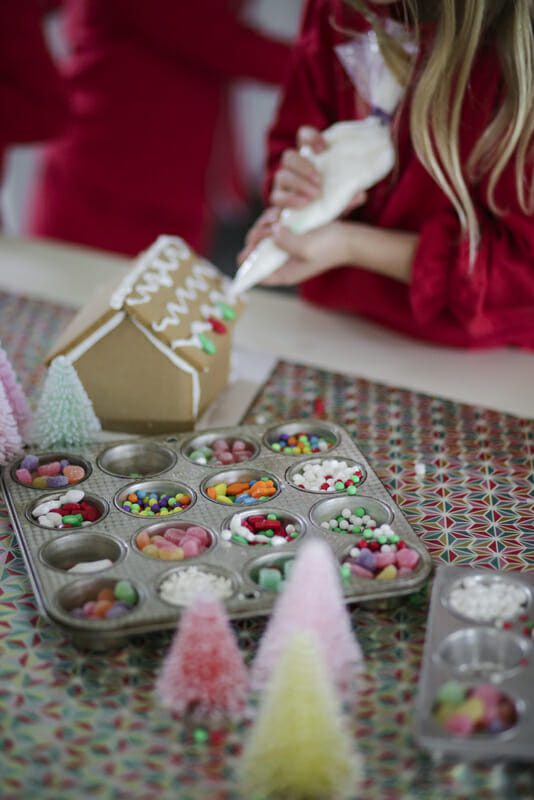 How to Host a Children's Gingerbread House Decorating Party | gingerbread house ideas | Christmas party ideas | kids Christmas party ideas | fun Christmas party ideas | gingerbread house decorating tips || JennyCookies.com #GingerbreadHouse #gingerbread #holidayparty #jennycookies 