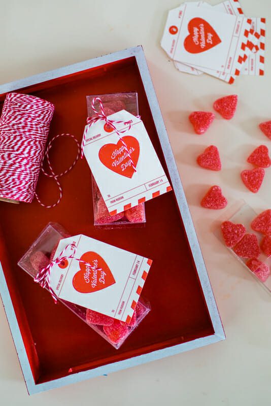 How to Throw a Classroom Valentine's Day Party | diy class Valentines | Valentine's Day parties for kids | kid friendly Valentine's Day party | handmade Valentines | Valentine's Day party ideas || JennyCookies.com #valentinesdayparty #diyvalentines #valentinesday