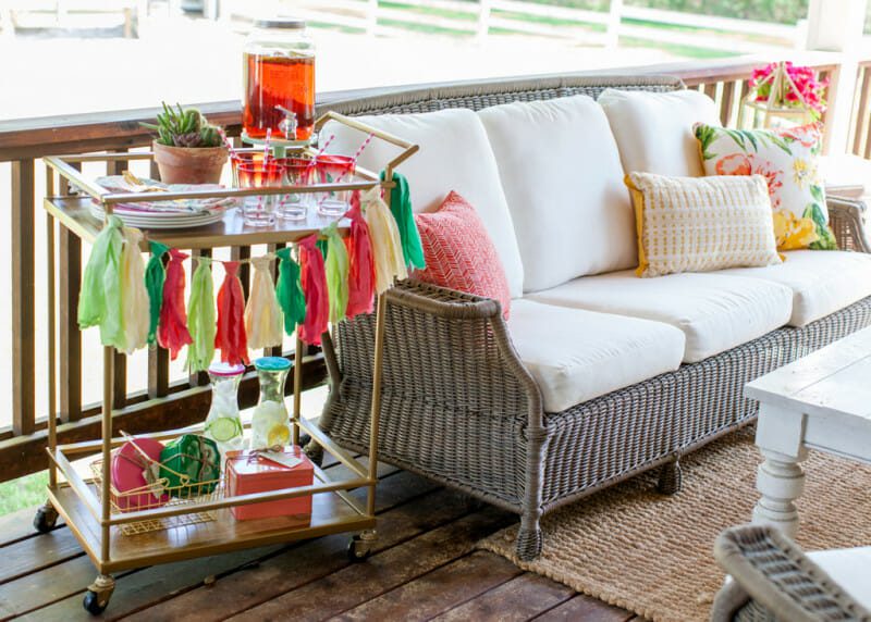 How to Host a Porch Party | outdoor party ideas | outdoor party tips | how to host an outdoor party | summer party tips | summer party ideas | fun outdoor parties for summer | hosting an outdoor party || JennyCookies.com