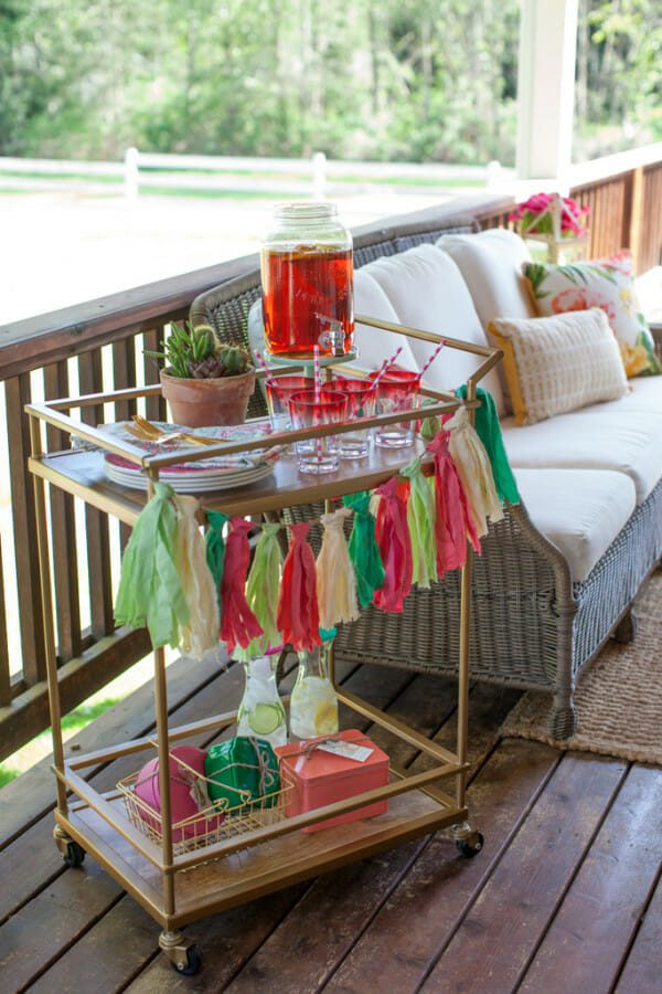 How to Host a Porch Party | outdoor party ideas | outdoor party tips | how to host an outdoor party | summer party tips | summer party ideas | fun outdoor parties for summer | hosting an outdoor party || JennyCookies.com #springparty #summerparty #porchparty #partyideas #jennycookies