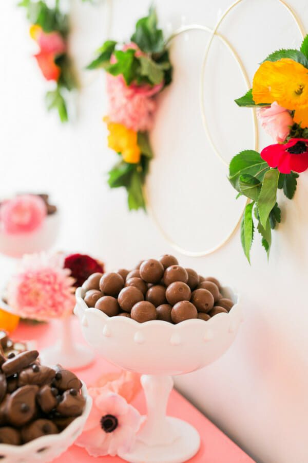 How to Host a Flower Crown Party | flower themed party ideas | hosting a flower themed party | party ideas for girls | girl party theme ideas | spring party decor | spring floral decor || JennyCookies.com
