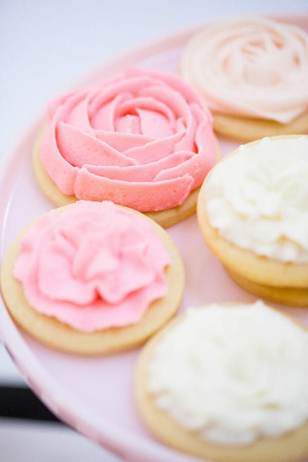 How to Host an Indulge Ladies Lunch | ladies lunch ideas | how to host a ladies lunch | hosting a womens lunch | ladies lunch desserts || JennyCookies.com #ladieslunch #desserttable #hostingideas
