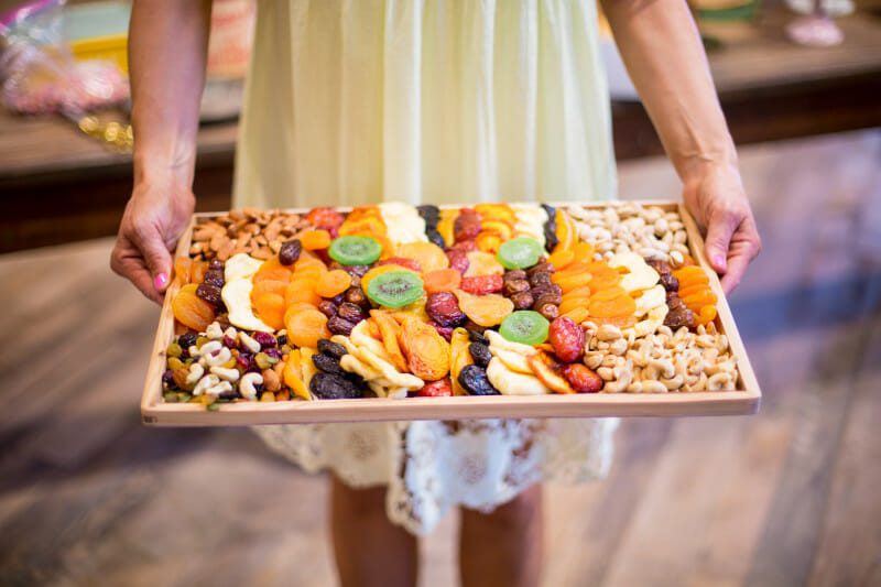 How to Set Up a Farm Chicks Inspired Dessert Table | farm inspired party ideas | farm inspired entertaining tips | how to set up a dessert table | dessert table ideas || JennyCookies.com