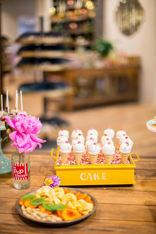 How to Set Up a Farm Chicks Inspired Dessert Table | farm inspired party ideas | farm inspired entertaining tips | how to set up a dessert table | dessert table ideas || JennyCookies.com