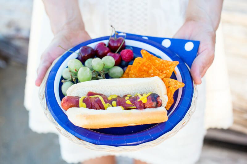 How to Throw a Beach Tailgate Party | hosting a beach party | party ideas for summer | beach party tips | hosting a beach party | tailgating on the beach | summer fun party ideas || JennyCookies.com