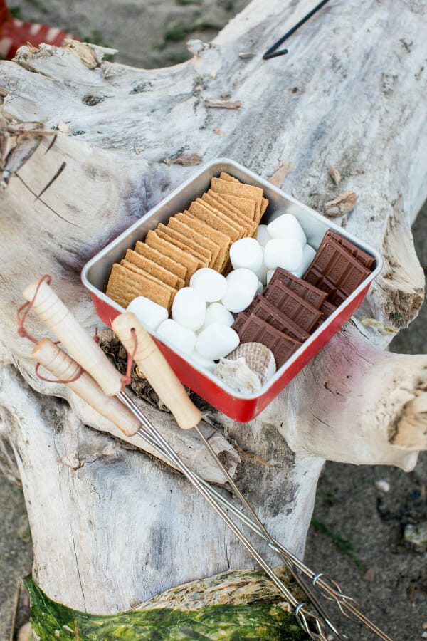 How to Throw a Beach Tailgate Party | hosting a beach party | party ideas for summer | beach party tips | hosting a beach party | tailgating on the beach | summer fun party ideas || JennyCookies.com #summer #summerparty #beach #beachparty #summerfun #familyfun