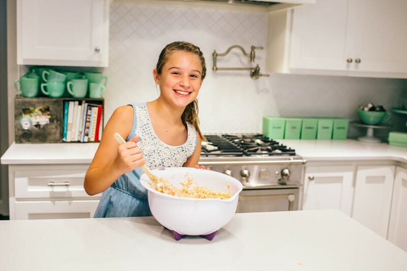 Fun Rice Krispy Treats for Kids | homemade rice krispy treats | kid friendly dessert | dessert recipes for kids | DIY food recipes for kids | DIY rice krispy treat recipes | how to make homemade rice krispy treats | decorating rice krispy treats || JennyCookies.com