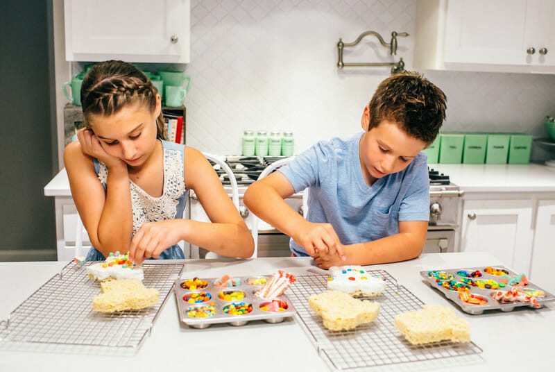 Fun Rice Krispy Treats for Kids | homemade rice krispy treats | kid friendly dessert | dessert recipes for kids | DIY food recipes for kids | DIY rice krispy treat recipes | how to make homemade rice krispy treats | decorating rice krispy treats || JennyCookies.com