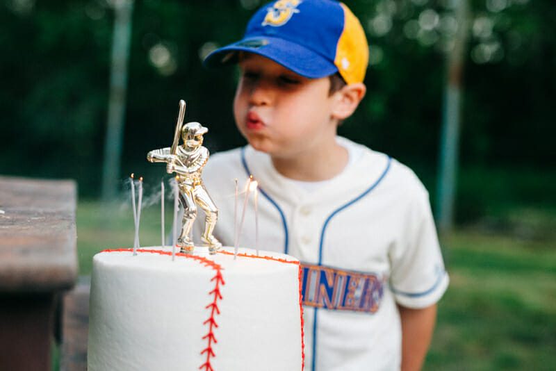 How to Host a Baseball Themed Party | baseball party ideas | ideas for a baseball themed party | boy themed party ideas | summer party ideas || JennyCookies.com