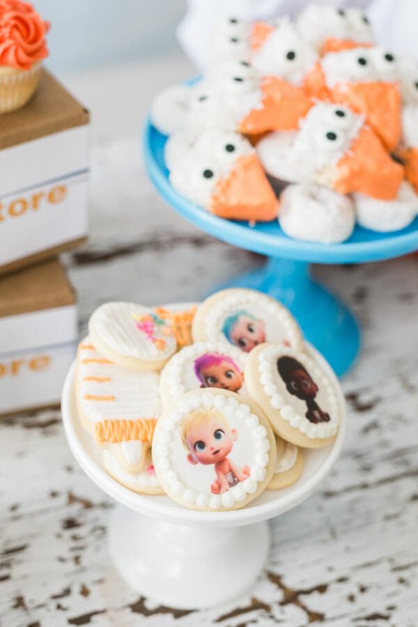 How to Host a Movie Premiere Party | Storks themed party | movie themed party ideas | hosting a movie premiere party | party theme ideas | DIY party ideas || JennyCookies.com