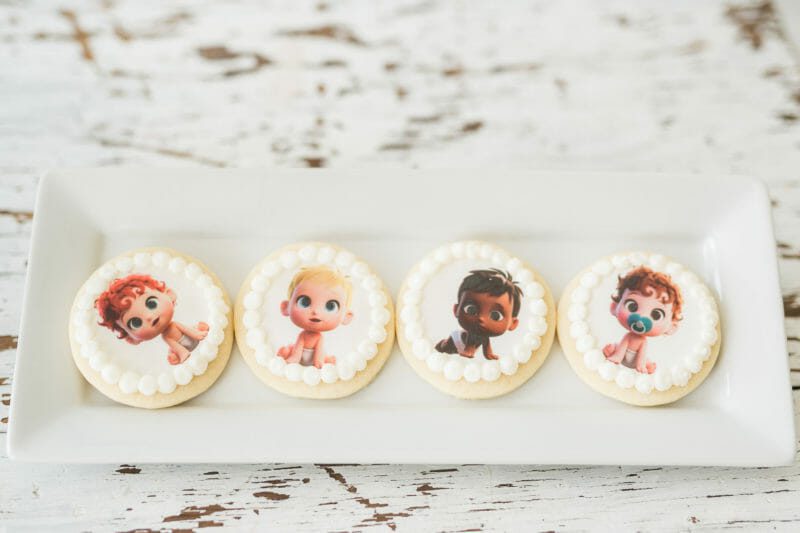 How to Host a Movie Premiere Party | Storks themed party | movie themed party ideas | hosting a movie premiere party | party theme ideas | DIY party ideas || JennyCookies.com