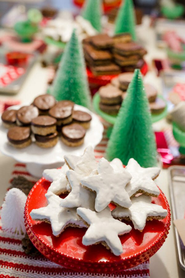 How to Host a Scotcheroo Decorating Party | christmas party ideas | christmas treats | decorating christmas treats | holiday party ideas | holiday treat decorating || JennyCookies.com #holidayparty #scotcheroos #christmascookies #jennycookies