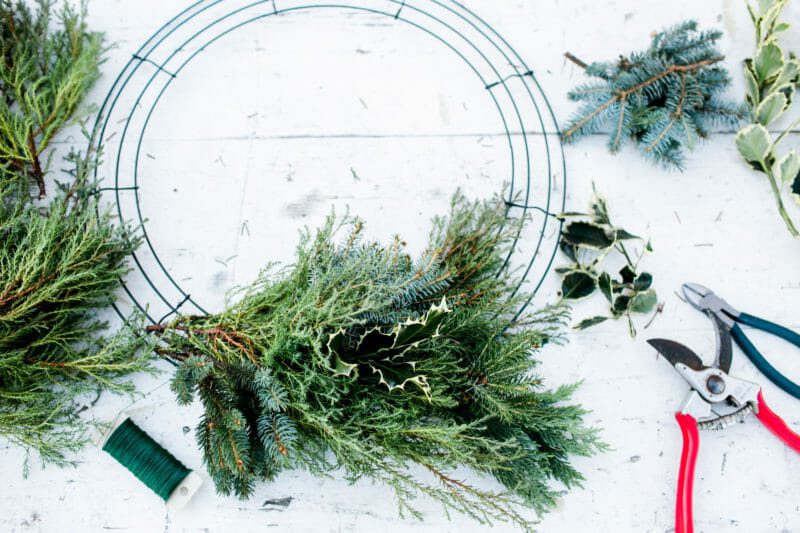 How to Host a Wreath Making Ladies Lunch | wreath making party | diy wreath party | holiday party ideas | Christmas party ideas | ladies lunch parties | holiday get together ideas | how to host a holiday party || JennyCookies.com #holidayparty #wreathmaking #ladieslunch #partyideas 