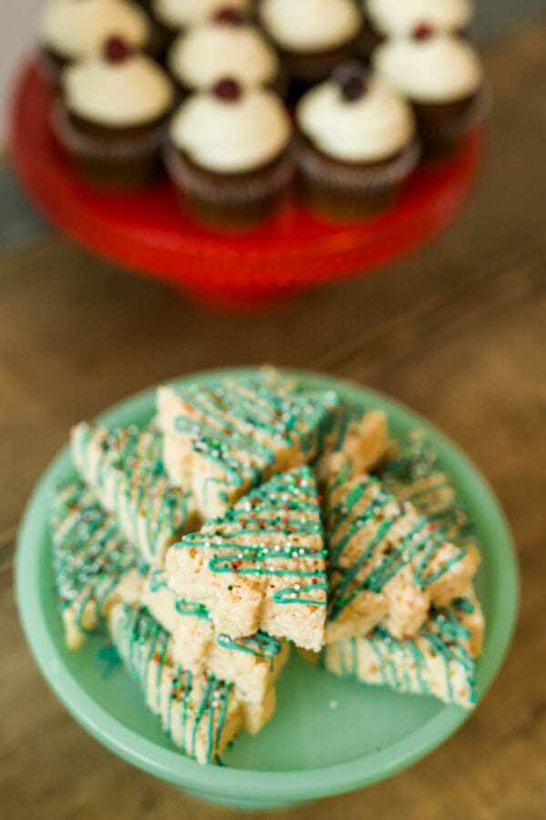 Jenny Cookies Holiday Party | holiday party dessert recipes | christmas dessert recipes | christmas party ideas | christmas sweets and treats | holiday party dessert recipes || JennyCookies.com #holidayparty #christmasparty #holidaydesserts #holidaysweets