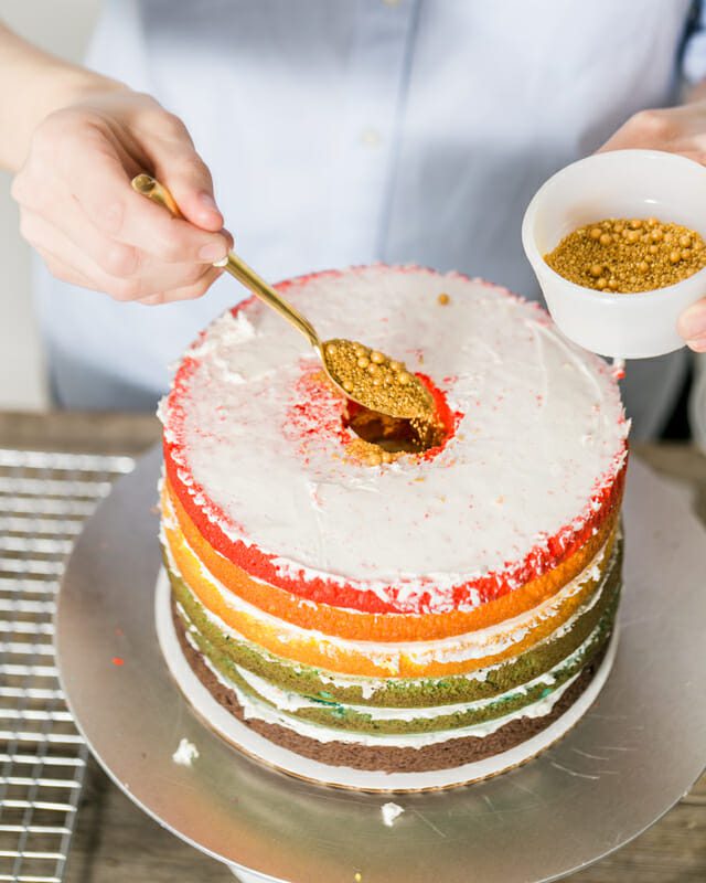 DIY Rainbow Surprise Cake | fun birthday cake ideas | rainbow cake recipes | surprise cake recipe | DIY cakes | homemade birthday cakes | how to make a rainbow cake | cake tutorials || JennyCookies.com #stpatricksday #cakerecipes #funcakes #rainbowcake #jennycookies