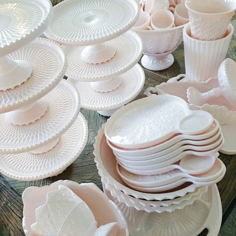 Where to Find Cake Plates | beautiful cake plates | how to display a cake | cake plate display tips | where to buy vintage cake plates | vintage cake plates | cake plate decor | bakery decor ideas || JennyCookies.com