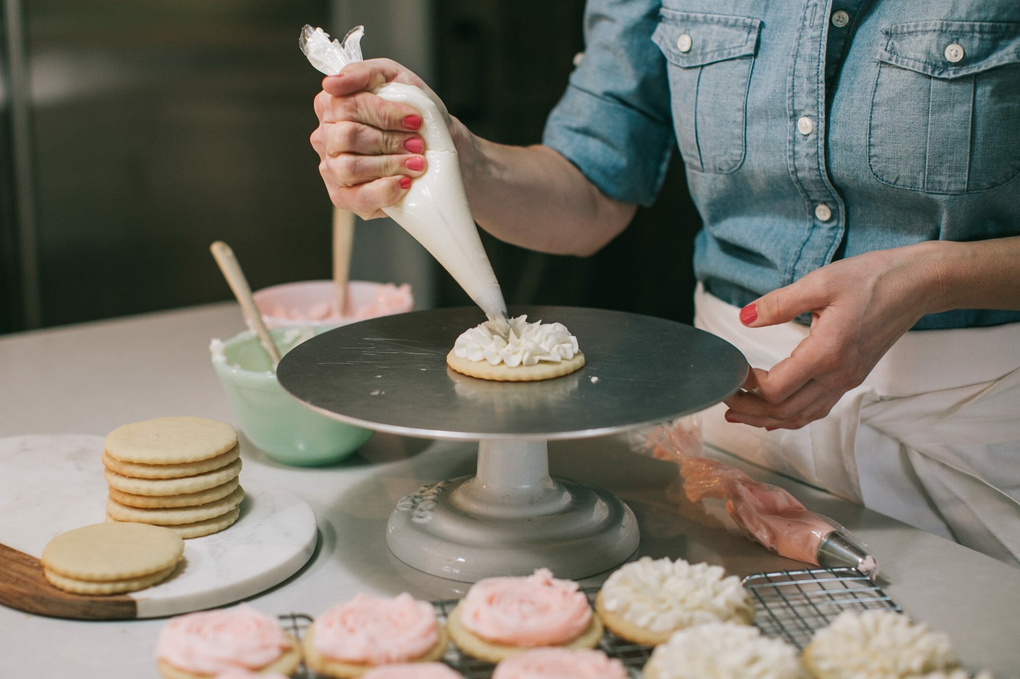 Best Sugar Cookies Ever. The Jenny Cookies Recipe | best sugar cookie recipe | buttercream frosting recipe | how to make sugar cookies | how to make buttercream frosting | easy cookie recipes | famous sugar cookie recipes | how to decorate sugar cookies || JennyCookies.com