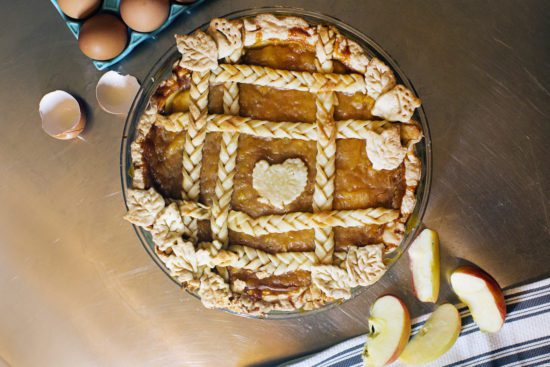 Caramel Apple Pie | apple pie recipes | homemade apple pie | homemade pie recipes | easy pie recipes | holiday pie recipes | thanksgiving pie recipes || JennyCookies.com #applepie #homemadepie #pierecipe #holidaydesserts