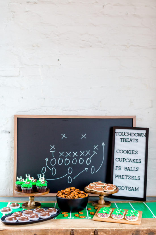 How to Create a Superbowl Dessert Table | super bowl snack ideas | hosting a super bowl party | super bowl themed desserts | super bowl dessert ideas | super bowl themed parties || JennyCookies.com #superbowldesserts #superbowlparty #superbowl