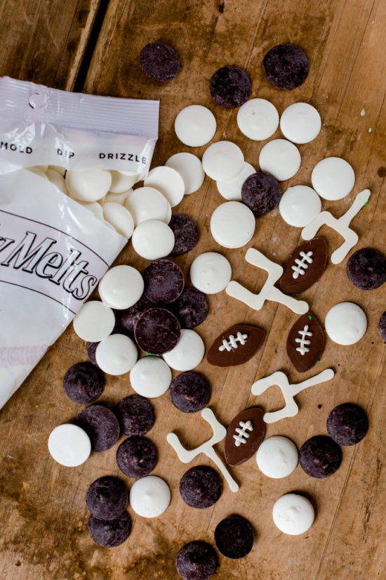 How to Create a Superbowl Dessert Table | super bowl snack ideas | hosting a super bowl party | super bowl themed desserts | super bowl dessert ideas | super bowl themed parties || JennyCookies.com #superbowldesserts #superbowlparty #superbowl