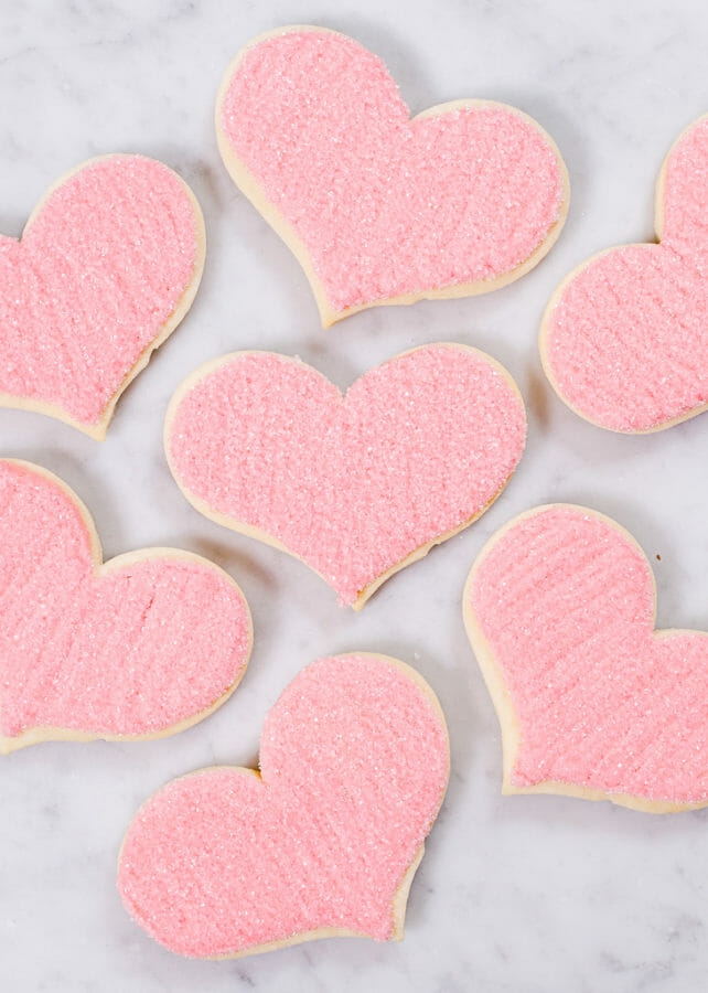 Buttercream Sugar Cookie Hearts | valentine sugar cookie recipes | valentine cookie recipes | buttercream icing for cookies | easy valentine desserts | how to frost valentine cookies || JennyCookies.com and @mccormickspices #buttercreamicing #valentinecookies #valentinedesserts