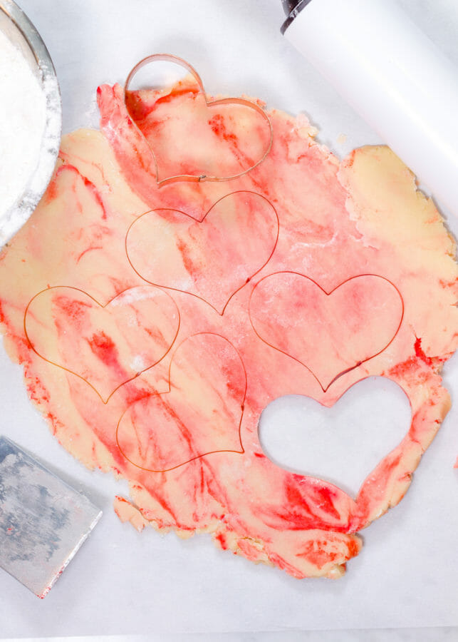 Easy Marbled Sugar Cookies | valentine sugar cookie recipes | valentine cookie recipes | easy valentine desserts | how to decorate valentine cookies || JennyCookies.com and @mccormickspices #marbledcookies #valentinecookies #valentinedesserts