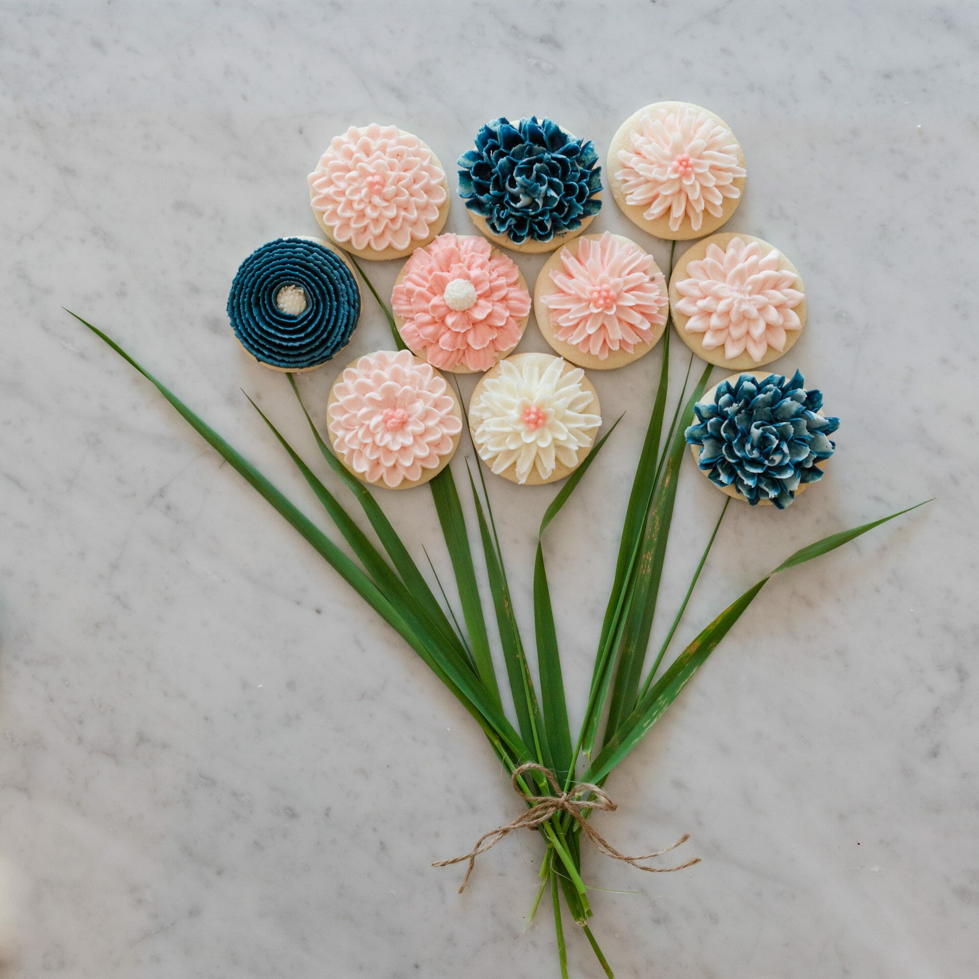 Flower Market || JennyCookies.com #flowers #flowerdesserts #desserts #cookies #cupcakes #jennycookies