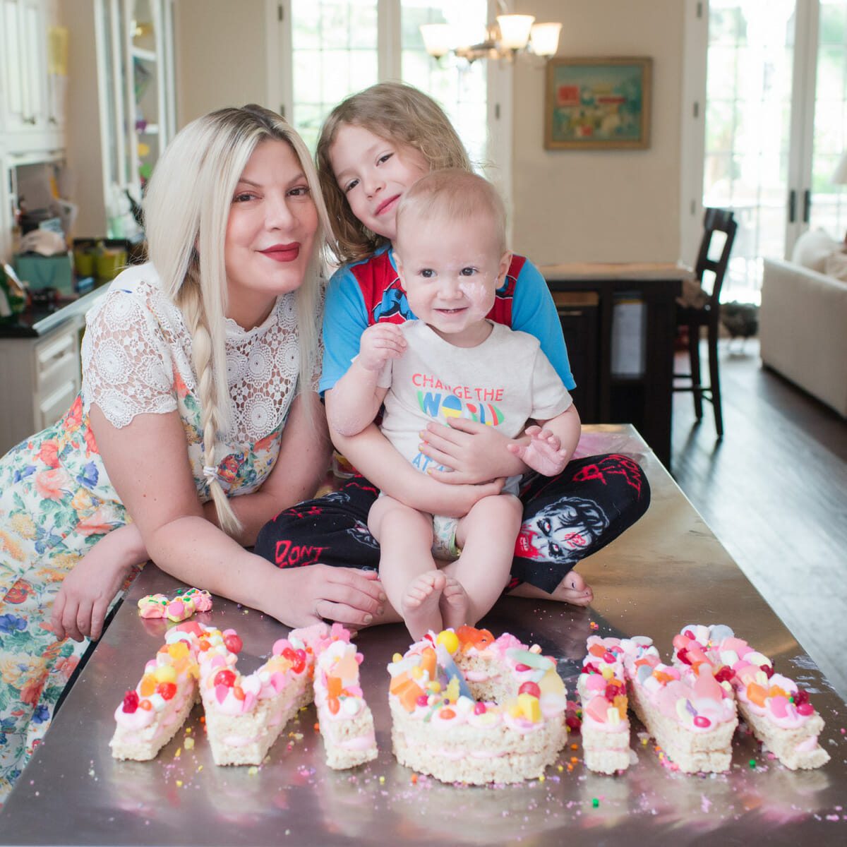 Mother’s Day Rice Krispy Cake with Tori Spelling | Mother's Day dessert recipes | Mother's Day ideas for kids | kid friendly Mother's Day desserts || JennyCookies.com #recipes #ricekrispy #cakerecipes #mothersday