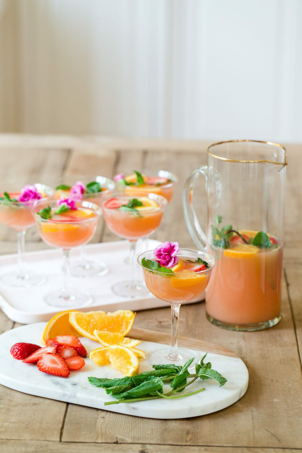 Brunch Punch Champagne Cocktail | homemade cocktail recipes | summer cocktails | easy cocktail recipes | brunch drink recipes || JennyCookies.com #recipe #brunch #cocktail #champagnecocktail #drinkrecipes #summerdrinks #summercocktail #jennycookies