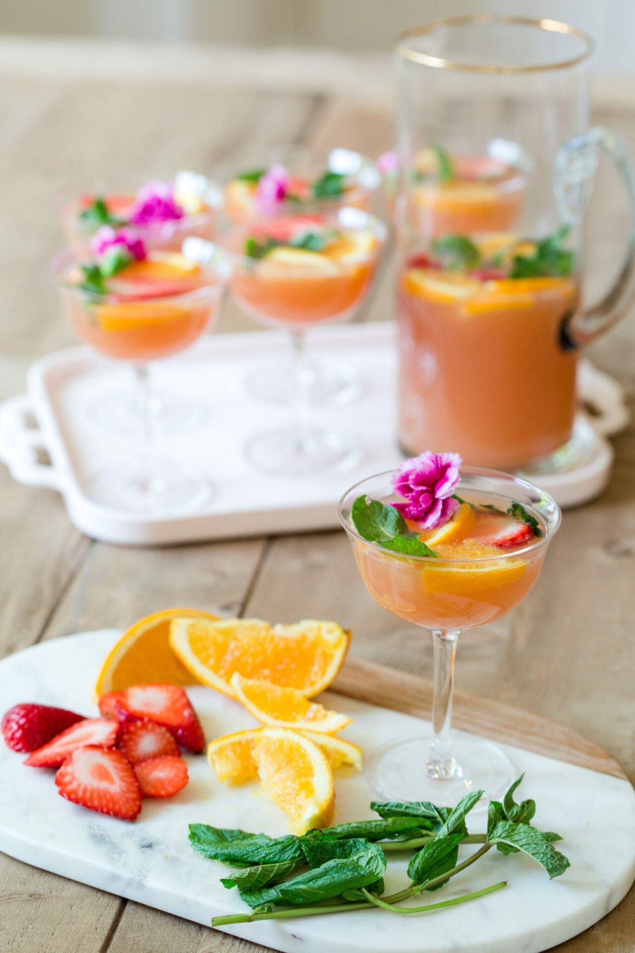 Brunch Punch Champagne Cocktail | homemade cocktail recipes | summer cocktails | easy cocktail recipes | brunch drink recipes || JennyCookies.com #recipe #brunch #cocktail #champagnecocktail #drinkrecipes #summerdrinks #summercocktail #jennycookies