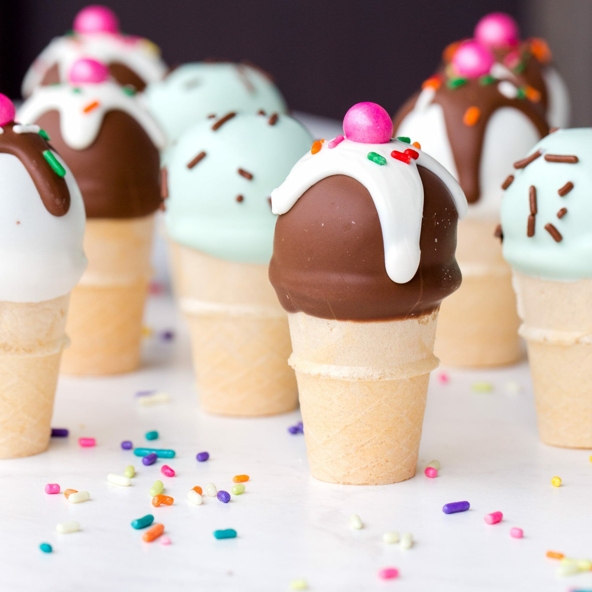 Ice Cream Social | ice cream inspired desserts | ice cream cakes | ice cream cookies || JennyCookies.com #recipe #icecream #cookies #cakes #summerdesserts #icecreamdesserts #summer #jennycookies
