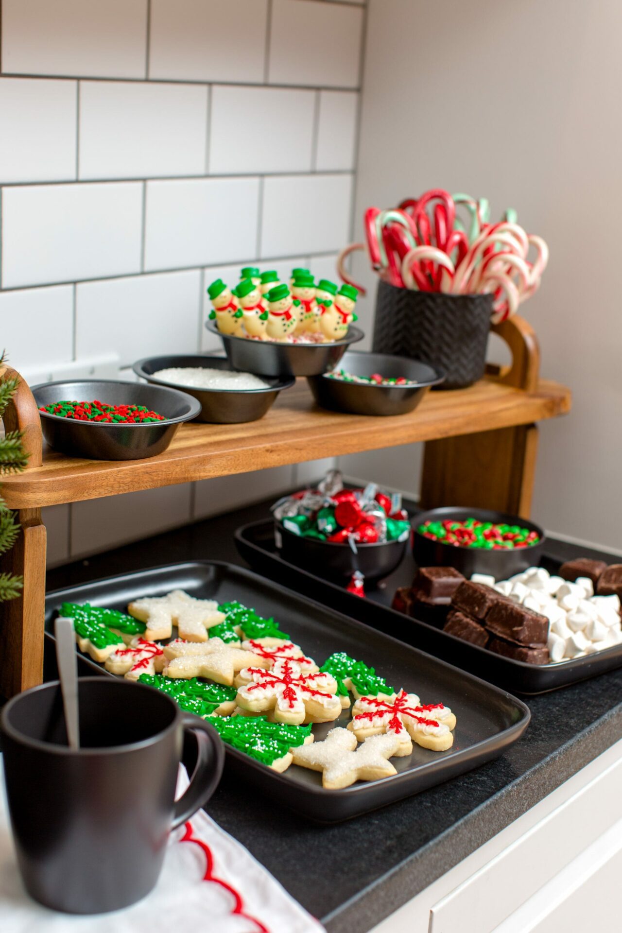 Cookie Squad Favorite Things Party | holiday party ideas | how to host a favorite things party || JennyCookies.com #holidayparty #favoritethings #partyideas #jennycookies