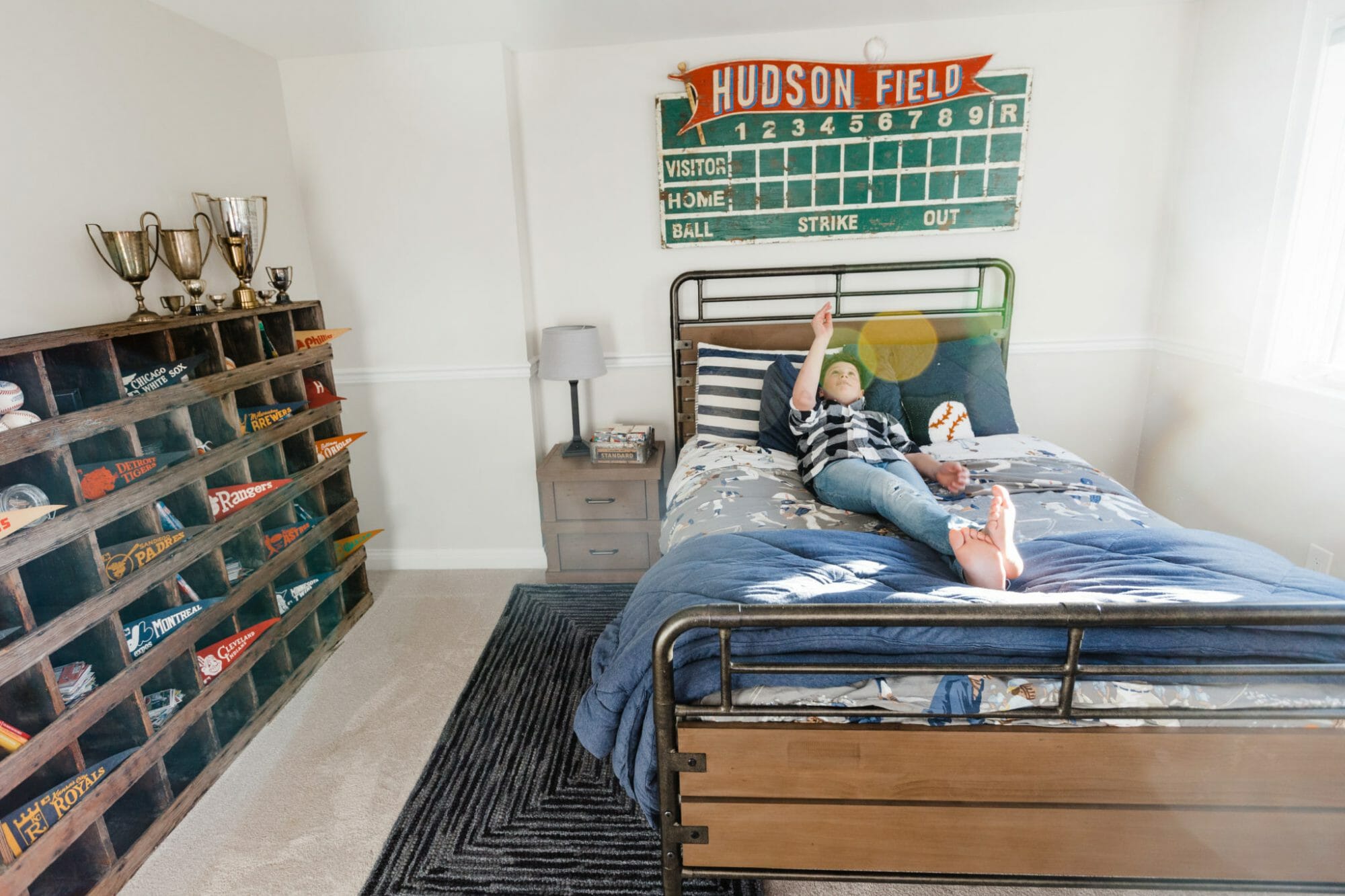 Baseball Bedroom Decor | boy bedroom decor ideas | baseball inspired home decor || JennyCookies.com #boybedroom #baseballdecor #kidsrooms #jennycookies