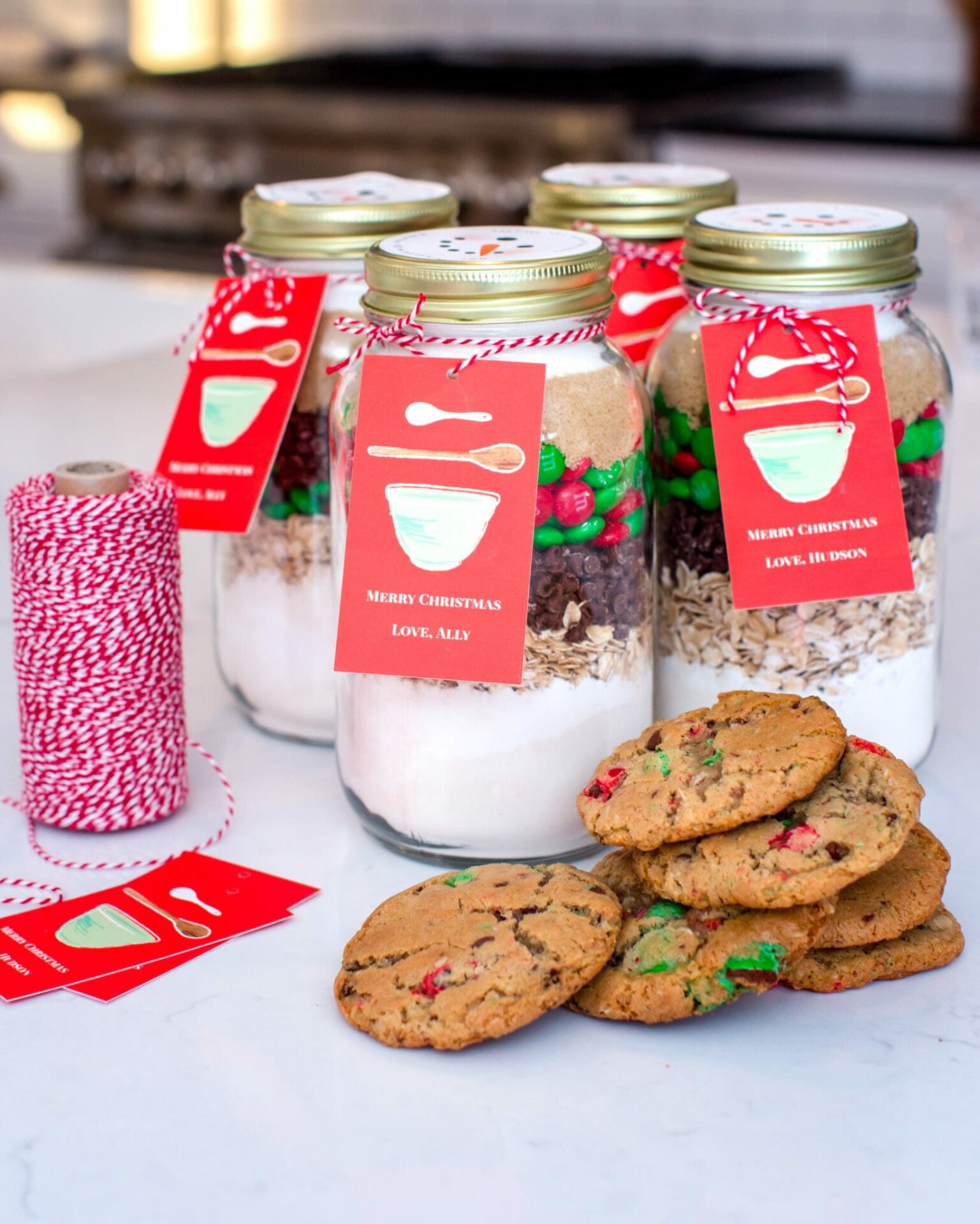 DIY Christmas Cookie Mix in a Jar | christmas gift ideas || JennyCookies.com #diygifts #cookiemix #jargifts #holidayideas #jennycookies
