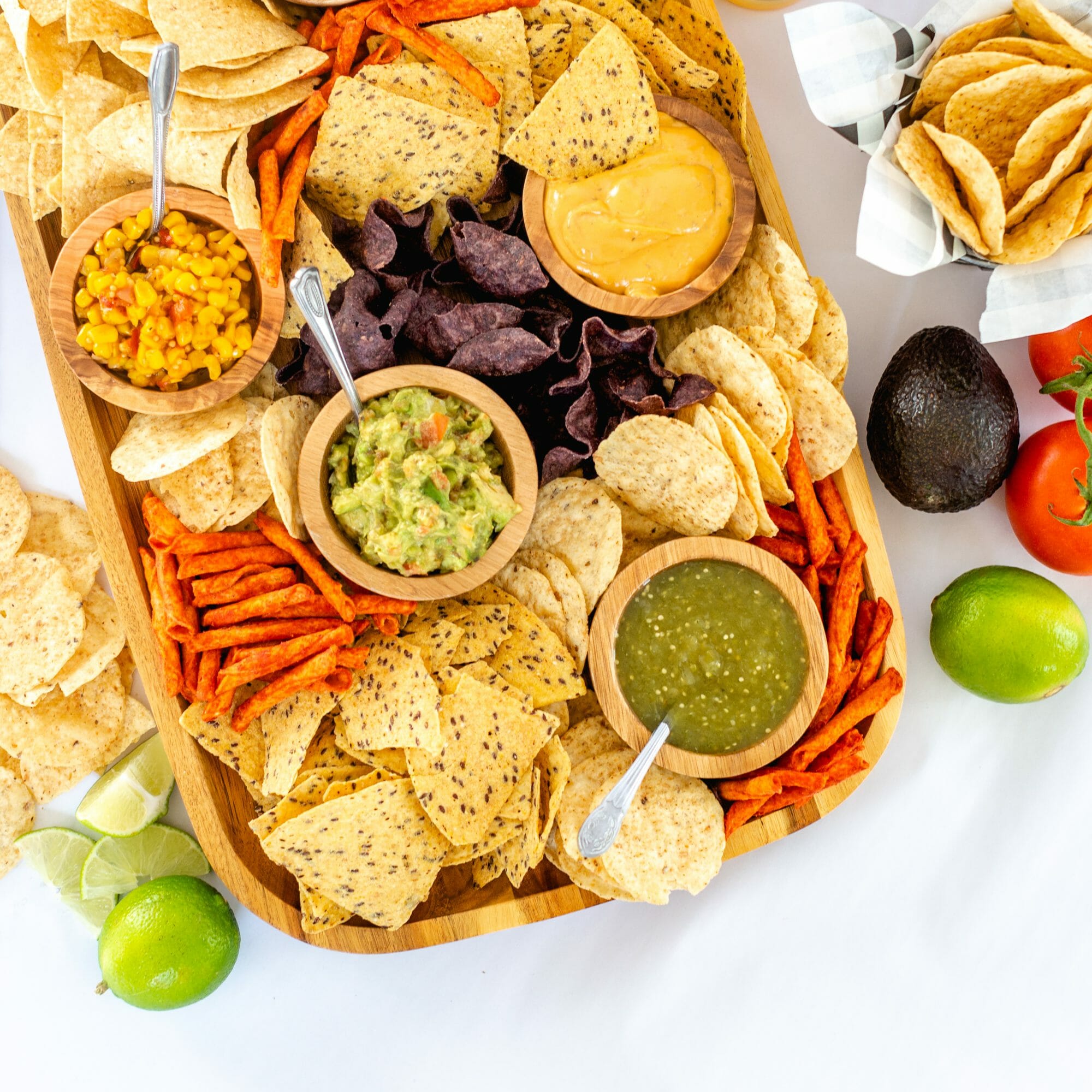 The Ultimate Super Bowl Spread | how to host a super bowl party | super bowl party ideas || JennyCookies.com #superbowl #superbowlparty #superbowlfood #partyideas #jennycookies